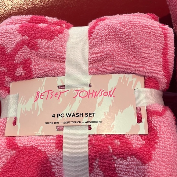 Betsey Johnson Pink Bath Towel set - Picture 4 of 4